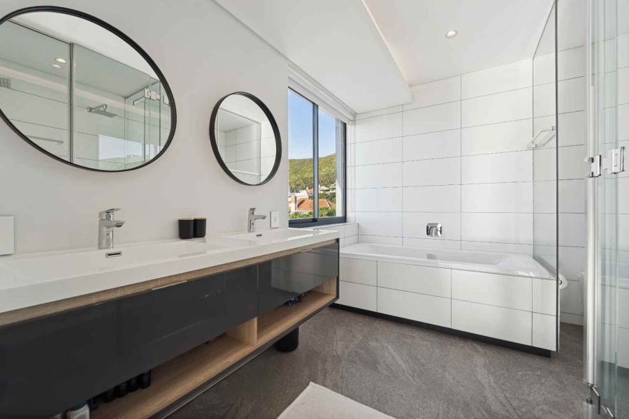 4 Bedroom Property for Sale in Fresnaye Western Cape